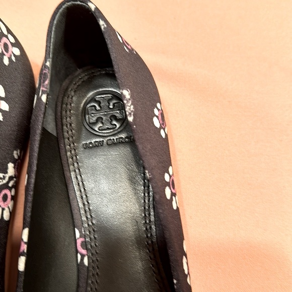 New Tory, Burch floral satin flat shoes.  Size 7 1/2 - Picture 3 of 7